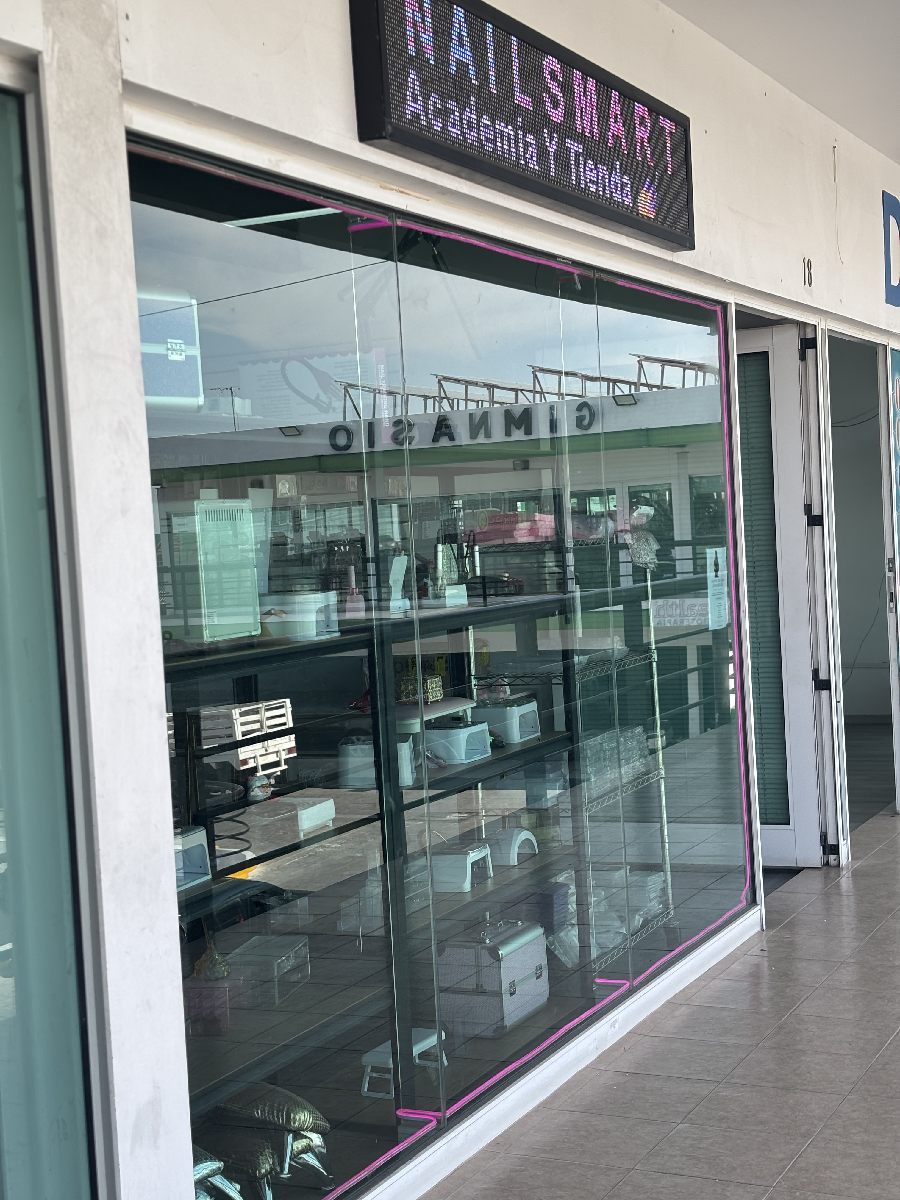 Fachada del local Nailsmart en Plaza Valle, Corregidora, Querétaro