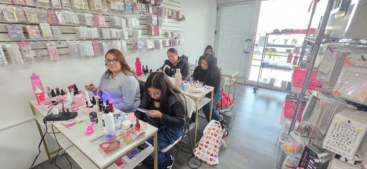 Grupo de alumnas durante un taller en Nailsmart, Corregidora